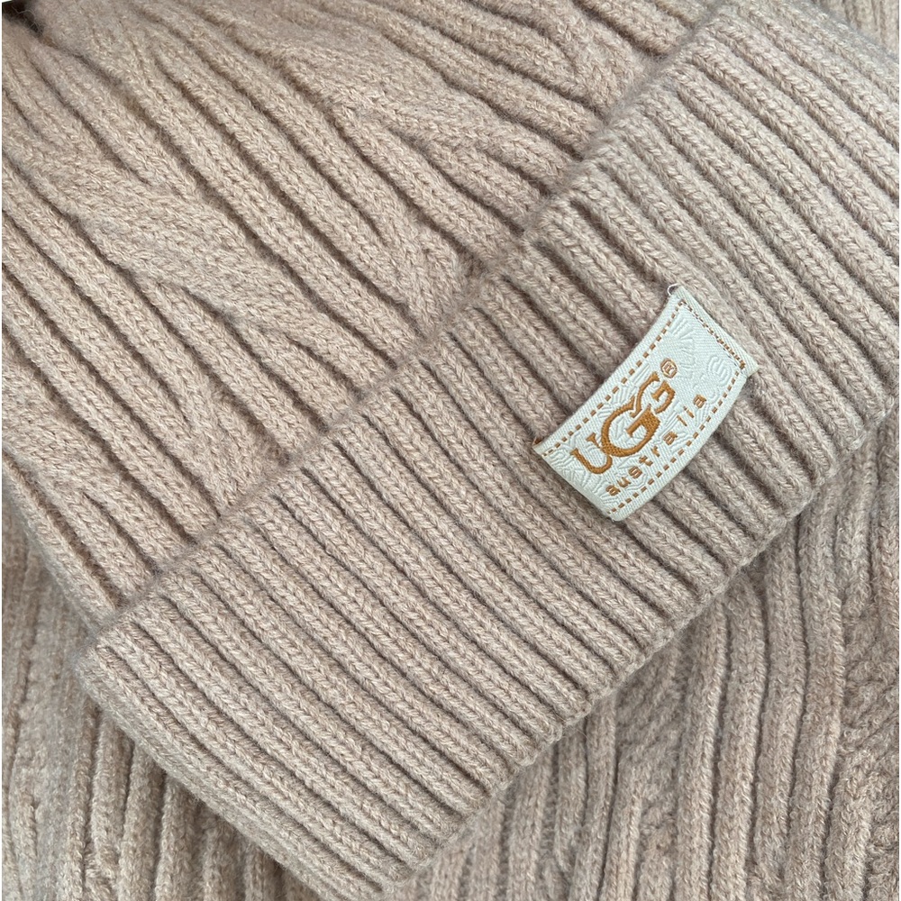 Ugg new tan 2 piece pom pom hat & scarf set is made of warm soft cashmere.